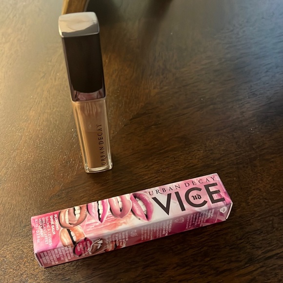 Urban Decay “Runyon” lip lacquer new in box - Picture 2 of 2